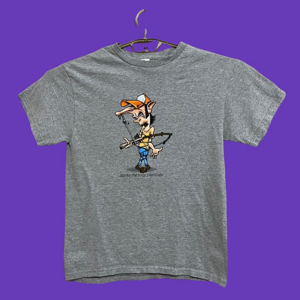 Y2K Chicks Dig Body Piercings Funny Graphic T-Shirt Gray Men Size M